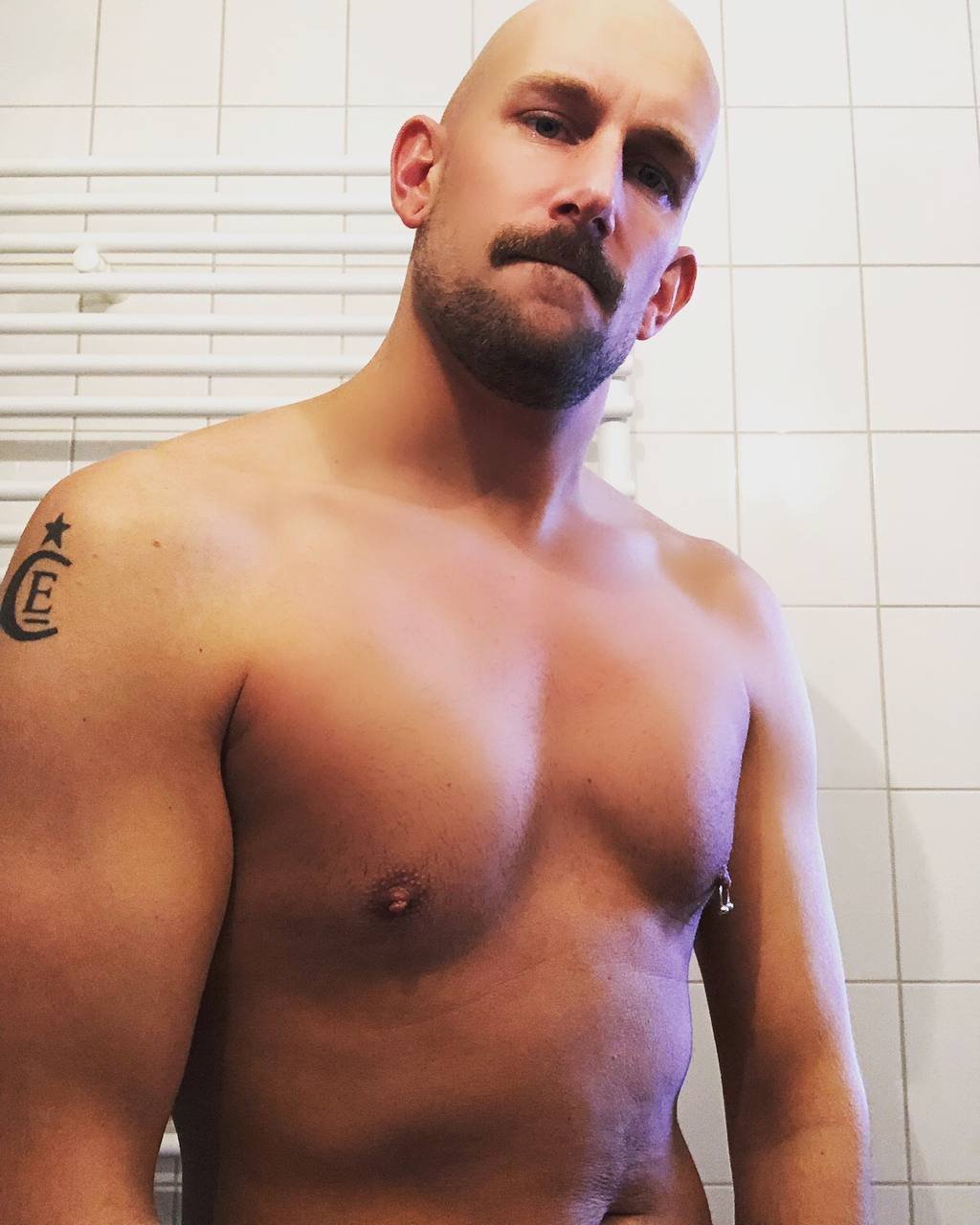 Muscular bald guy #RGNxVObK
