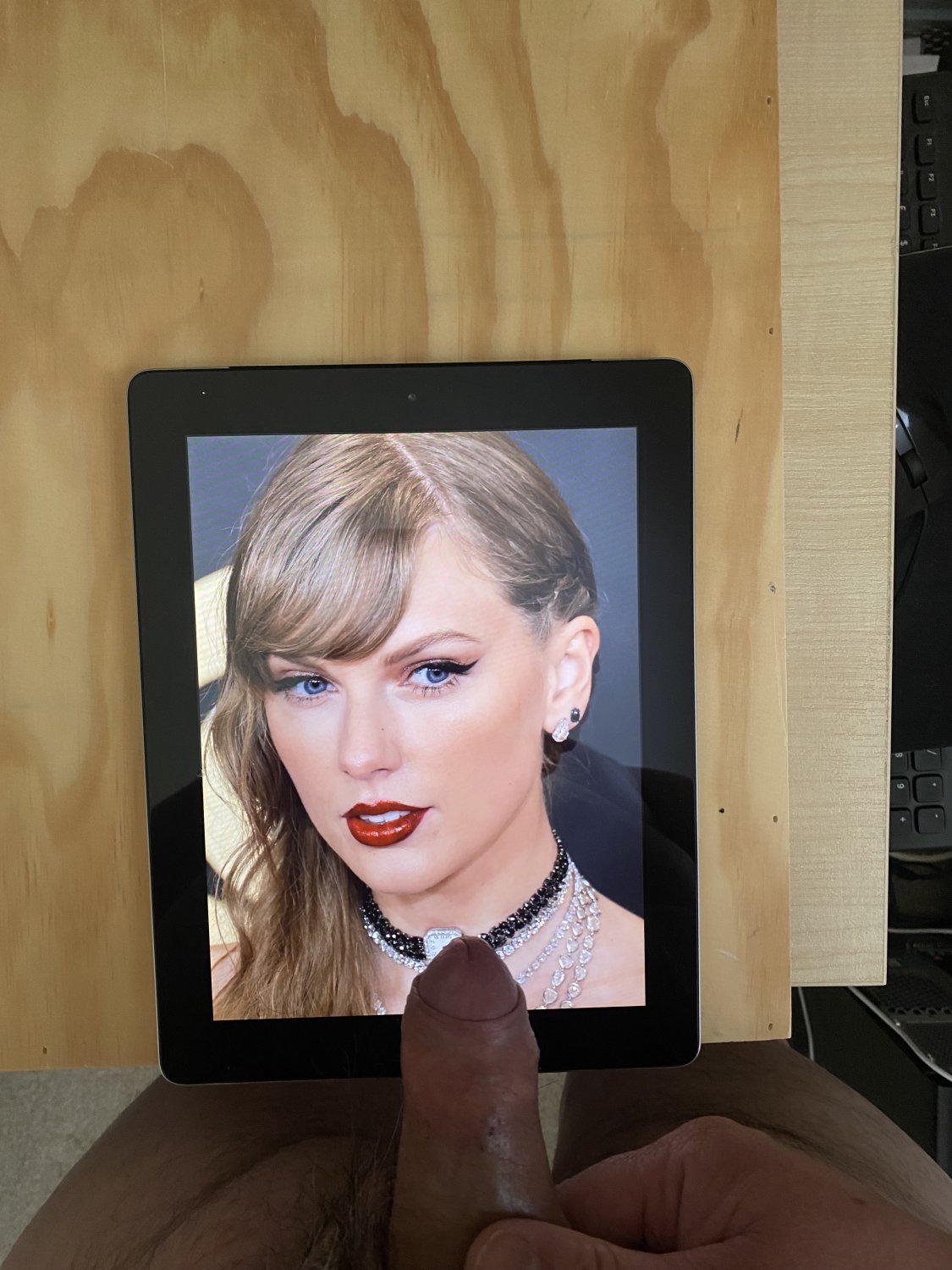 Cocking Taylor Swift #TyL9Uu4X
